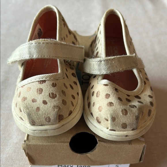 Toms Cream with bronze polka dots Velcro strap Dress Shoes.  Baby size 5 - Picture 2 of 4